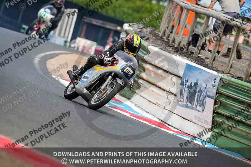 Vintage motorcycle club;eventdigitalimages;mallory park;mallory park trackday photographs;no limits trackdays;peter wileman photography;trackday digital images;trackday photos;vmcc festival 1000 bikes photographs